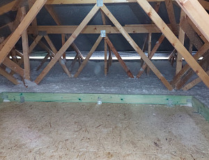 Zateplení novostavby s valbovou střechou pomocí foukané izolace